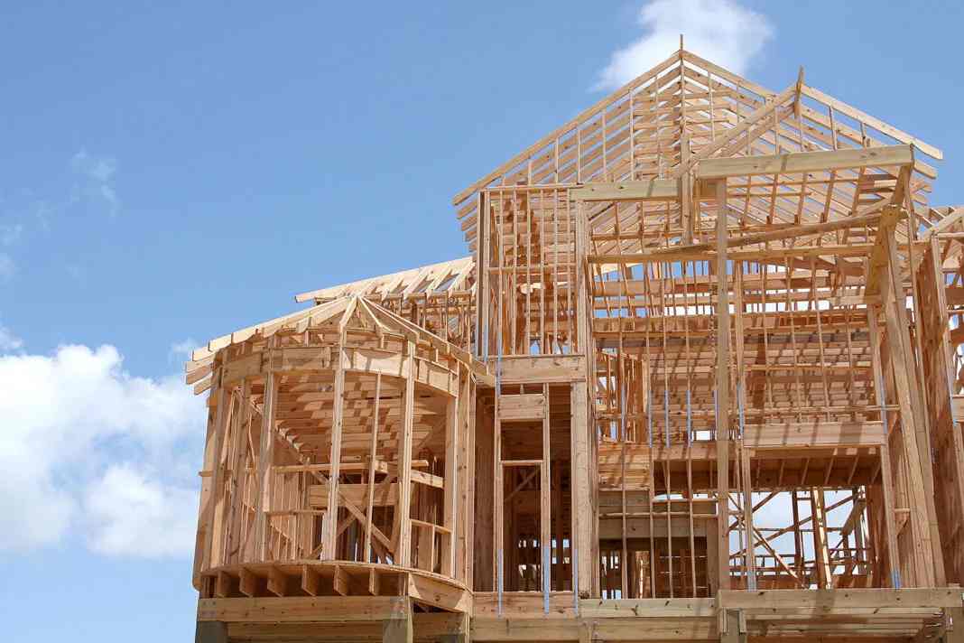 木材价格飙升推高房屋建筑成本