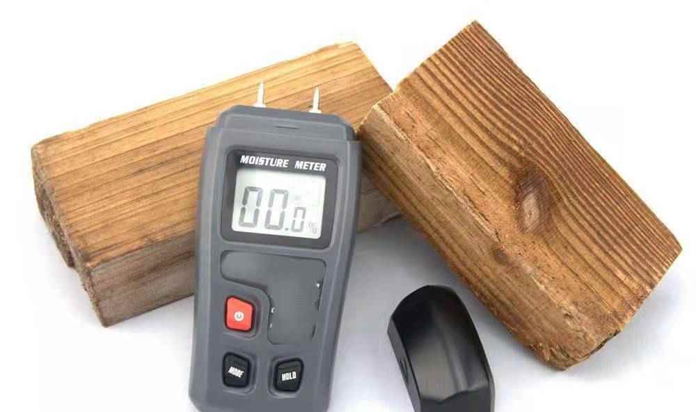 没有专业测量工具，如何检验木材是否干燥?