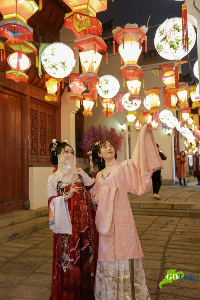 岭南魅力 | 广式红木宫灯：光的艺术