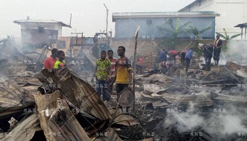加纳木材市场遭遇大火焚毁