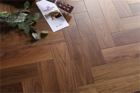 近年来，镶木地板作为传统实心木地板的替代产品出现在市场上，因其灵活、美观性，使用镶木地板的室内会显得更加宽敞舒适，设计风格上也能实现统一。