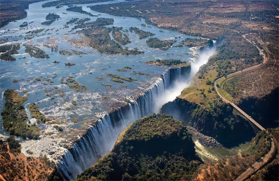 人赃俱获!2名外国人因非法采伐32块红木被逮捕!